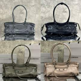 Picture of Balenciaga Handbags _SKUfw226623109fw